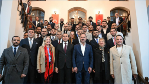 anahtar parti genel baskani agiralioglundan bahceliye bir kurucu onder var o da mustafa kemal ataturk eDdK1BMc.png